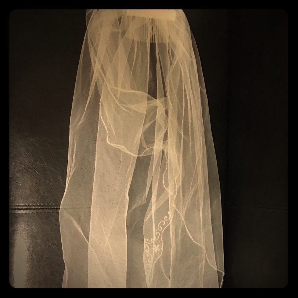 Beautiful veil. Wore once for an hour!